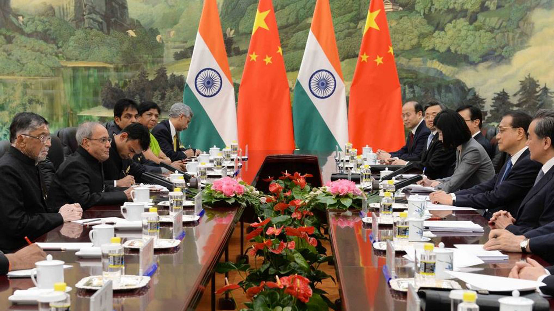 President Pranab Mukherjee with officials from the Chinese government. (Photo Courtesy: Twitter/<a href="https://twitter.com/RashtrapatiBhvn/status/735830793726119936">@RashtrapatiBhvn</a>)