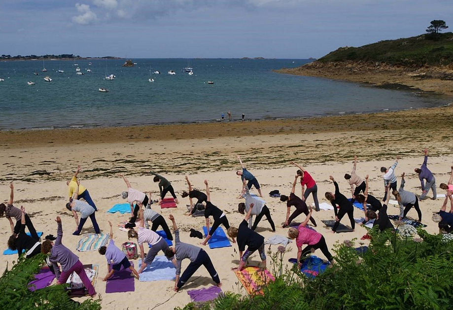 Yoga at a beach in France. (Photo Courtesy: Twitter/ <a href="https://twitter.com/IndianDiplomacy">Indian Diplomacy</a>)