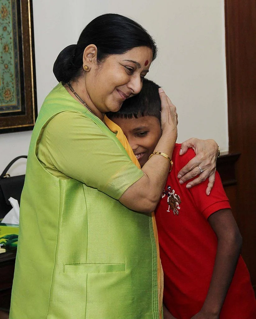 Sonu (6) with External Affairs Minister Sushma Swaraj (left) in Delhi on Thursday, 30 June 2016. (Photo Courtesy: <a href="https://twitter.com/MEAIndia/status/748446952665276416">Twitter.com/@MEAIndia</a>)
