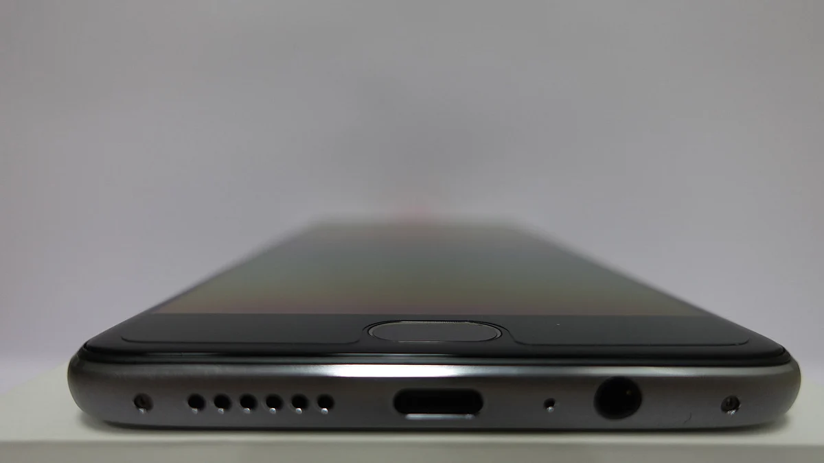 OnePlus 3 gets a 3000mAh battery with fast charging. (Photo: <b>The Quint</b>/@2shar)
