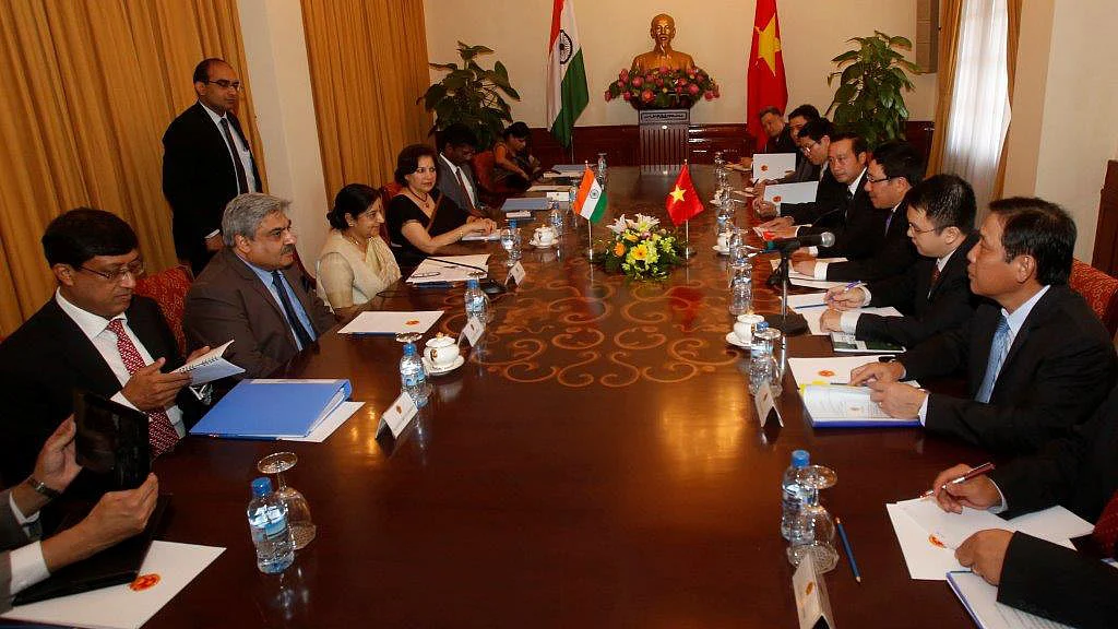 External Affairs Minister Sushma Swaraj (third from Left) and Vietnam’s Deputy Prime Minister and Foreign Minister Pham Binh Minh (third from Right) attend a meeting in Hanoi August 25, 2014. (Photo: Reuters)
