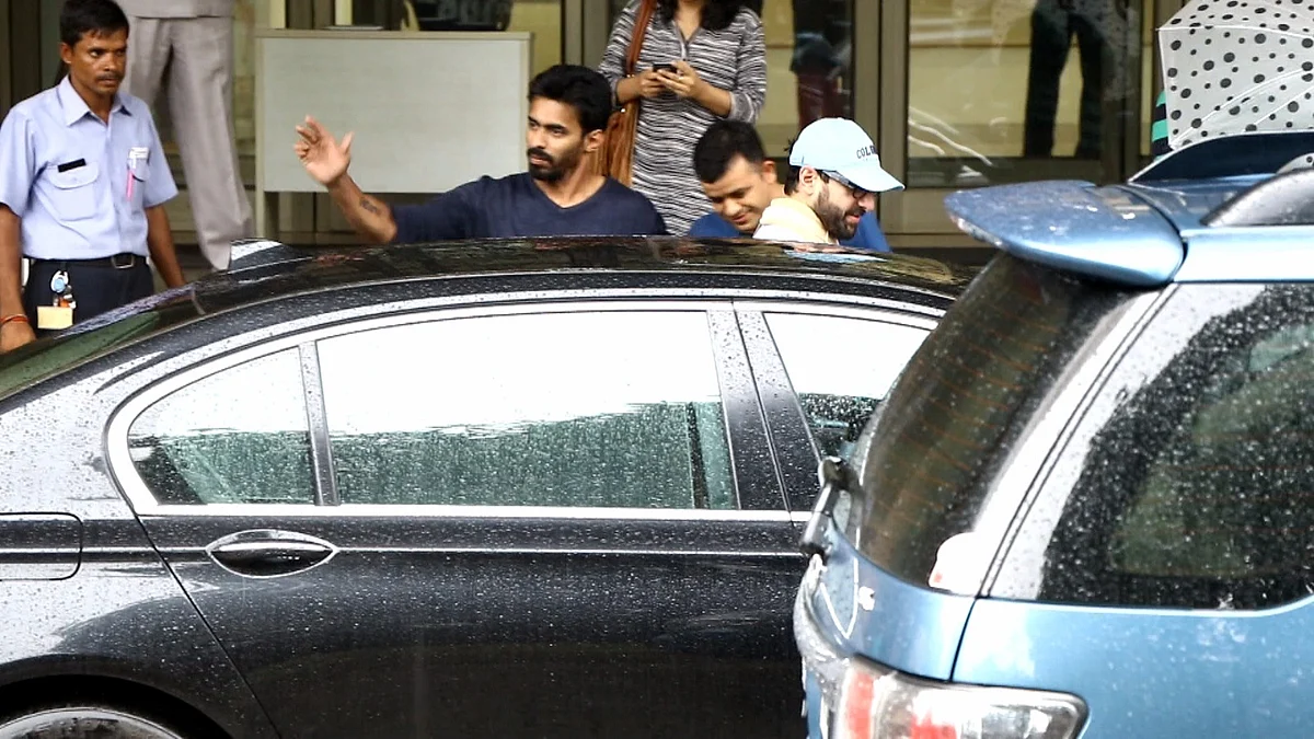 Wearing a baseball cap, Saif carefully gets into the front seat of the car (Photo: Yogen Shah)