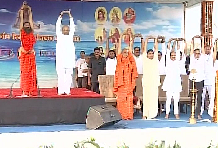 Baba Ramdev and BJP chief Amit Shah in Faridabad. (Photo: ANI)