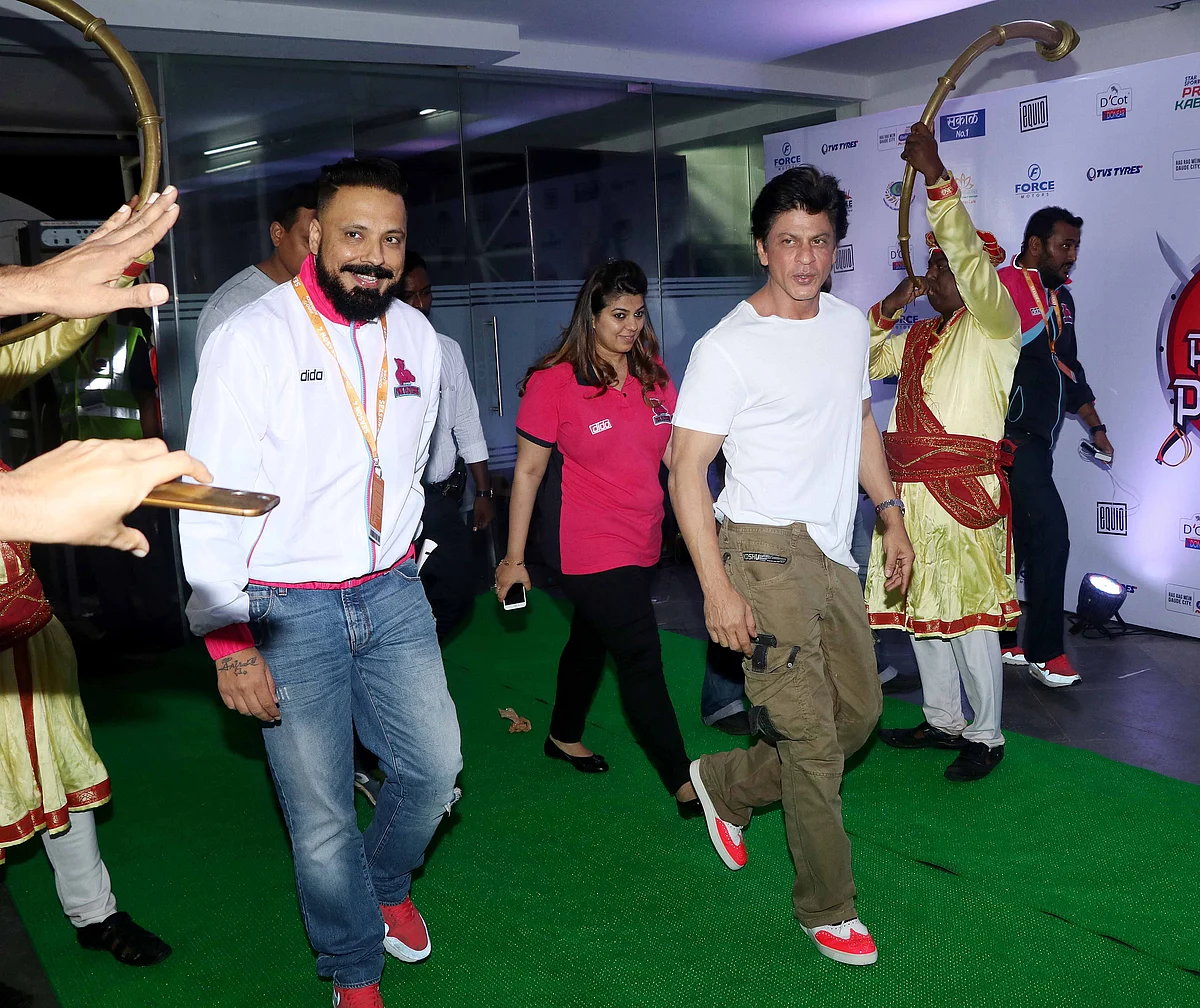 Shah Rukh Khan makes a grand entry at the Pro Kabaddi League Season 4 launch. (Photo: Yogen Shah)