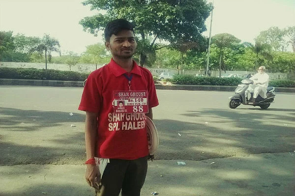 It is the tips that make up the extra money for Twenty-five-year-old Mohammad Muqeem of Lucknow. (Photo: The News Minute)