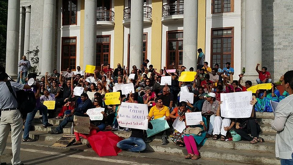 The citizen groups are alleging the hand of the garbage mafia behind, calling the decision, “untimely, unjustified and unacceptable.” (Photo: 2Bin1Bag <a href="https://www.facebook.com/2bin1bag/photos/pb.1569598949925388.-2207520000.1467018967./1740153736203241/?type=3&theater">Facebook Page</a>)