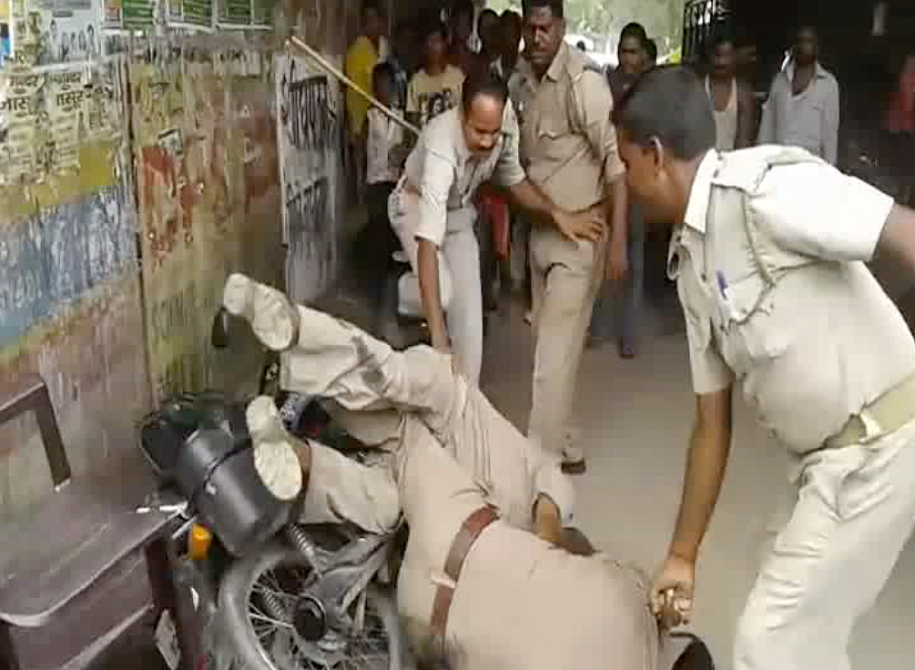 These policemen definitely didn’t mind getting their hands dirty. (Photo Courtesy: ANI)