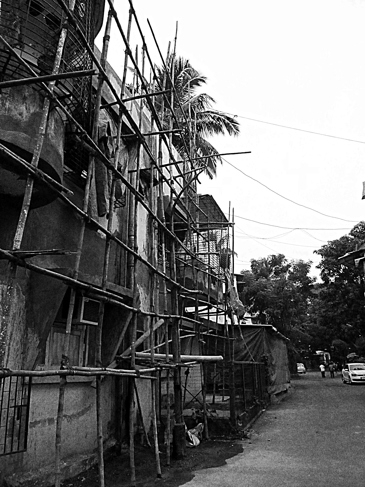 An under renovation building trying to compete with the luxuries
provided by the multi-storied building it stands next to. (Photo: <b>The Quint</b>/Maanvi)