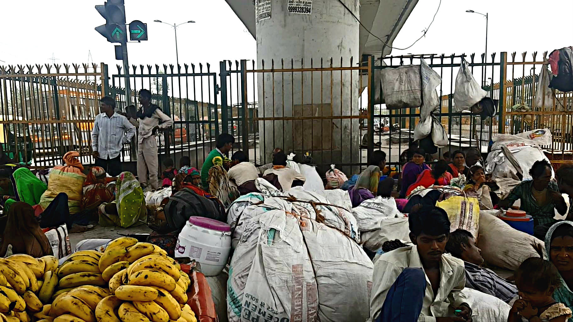Hundreds of farmers from the Bundelkhand belt in Madhya Pradesh and Uttar Pradesh migrate to Delhi looking for work.(Photo: The Quint/Maanvi)