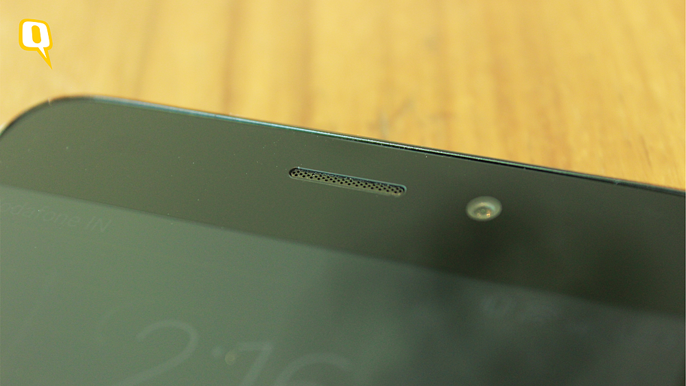 Huawei Honor 5C’s screen is a fingerprint magnet. (Photo: <b>The Quint</b>)