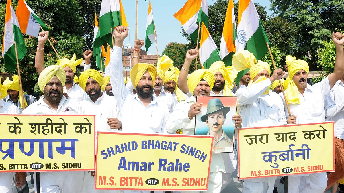 The members of All India Anti Terrorist Front celebrate the birth anniversary of Bhagat Singh at Jallianwala Bagh in Amritsar, on 27 September 2015. (Photo: IANS)