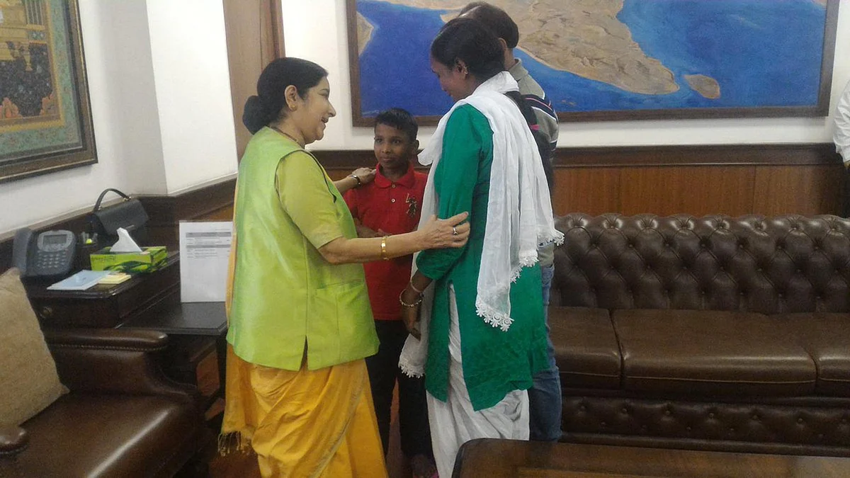 Sonu (6) with parents and External Affairs Minister Sushma Swaraj (left) in Delhi on Thursday, 30 June 2016. (Photo Courtesy: <a href="https://twitter.com/MEAIndia/status/748446952665276416">Twitter.com/@MEAIndia</a>)