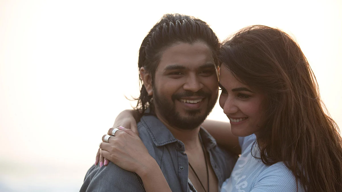 Ankit Tiwari and Sonal Chauhan in the music video <i>Badtameez </i>
