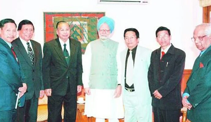 Isak Chisi Swu with former Prime Minister Manmohan Singh. (Photo: Maina Dutta)
