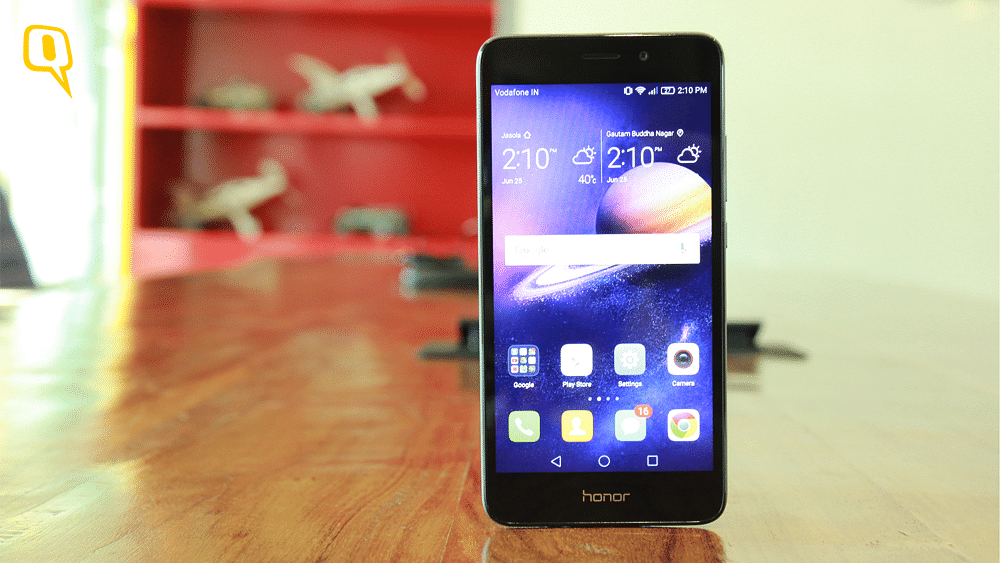 Huawei Honor 5C is nice buy if you’re looking for performance in a budget. (Photo: <b>The Quint</b>)