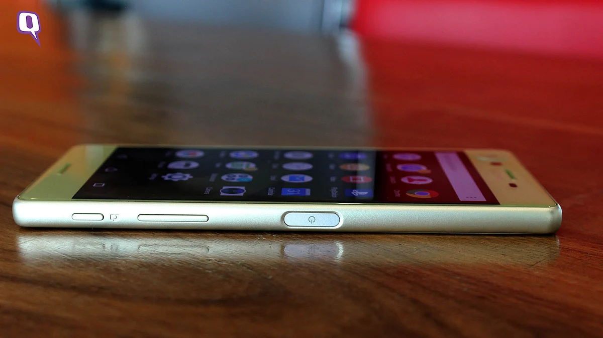The power button which also works as the fingerprint scanner. (Photo: <b>The Quint</b>)