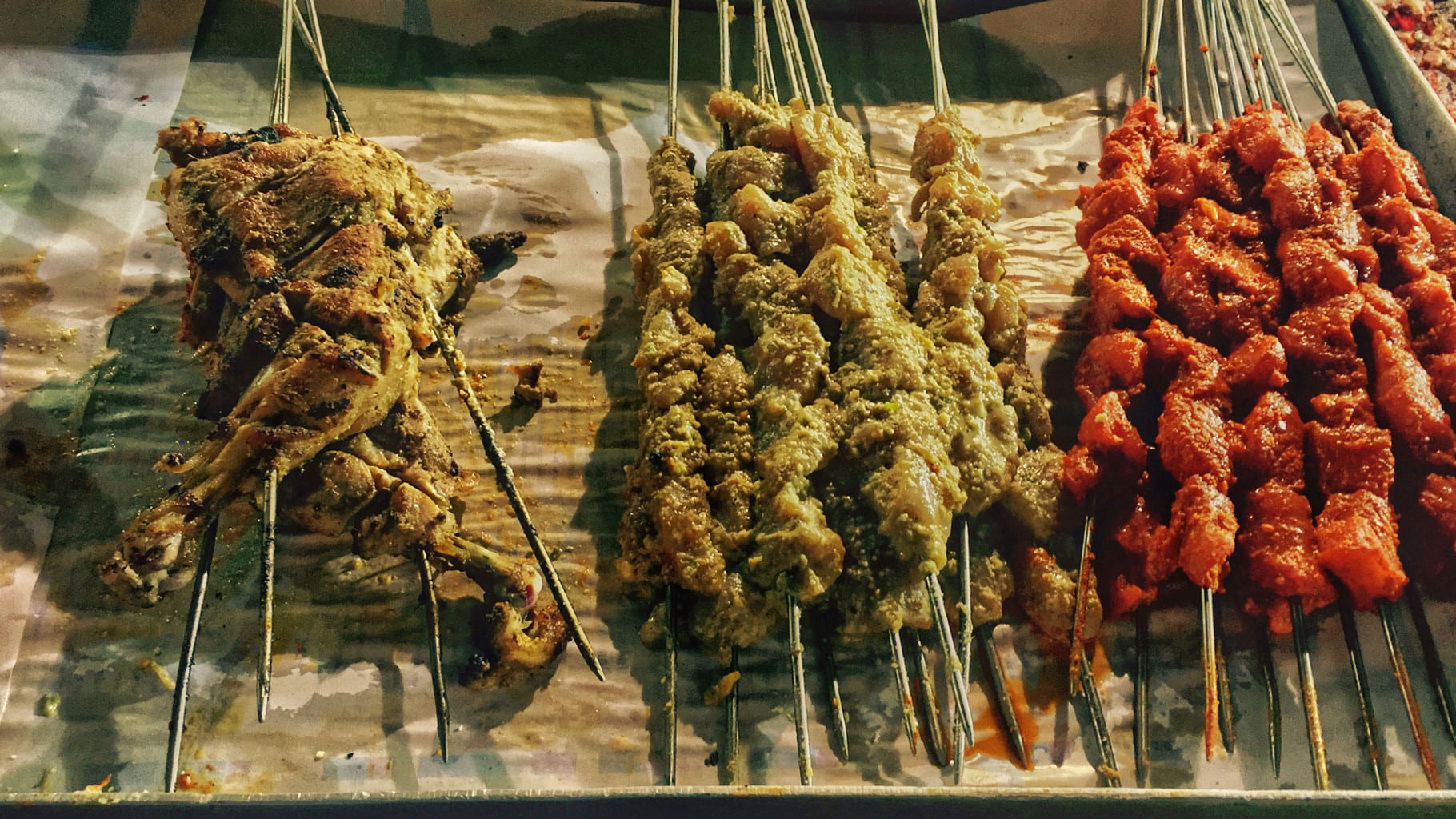 Meat skewers fresh off the coals lined tiny kiosks after sundown at Bohri Mohalla, in Bhendi Bazaar, south Mumbai on 15 June  2016. (Photo: <b>The Quint</b>/Pallavi Prasad)