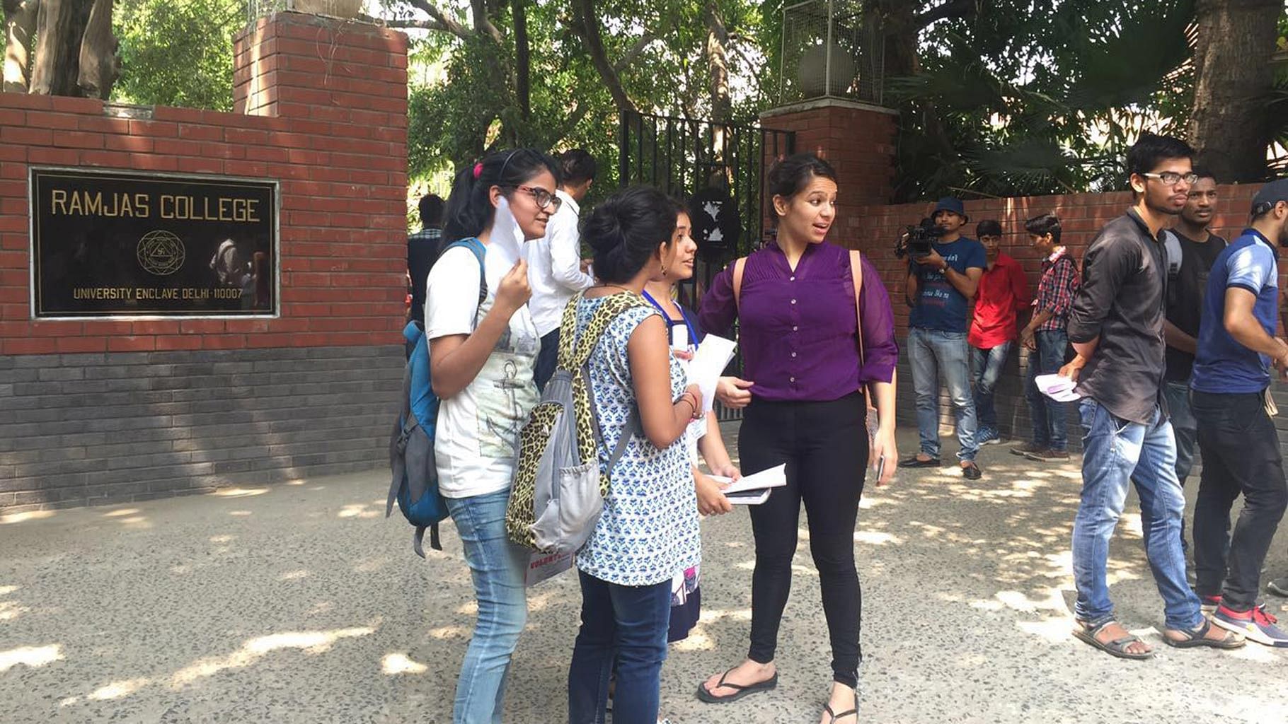 Students waiting outside Ramjas College in Delhi on Thursday, 30 June 2016. (Photo: <b>The Quint</b>)