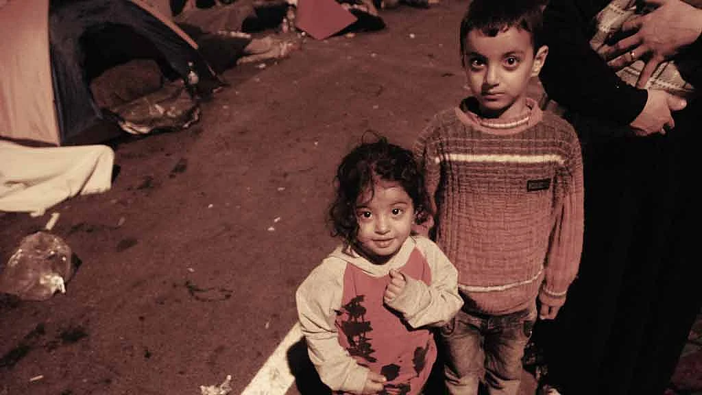 Children in the group of 3,000 people stuck at a crossing point on the Serbia-Hungary border on 15 September 2015 after Hungary passed a law banning illegal migrants’ entry. (Photo: Priyali Sur/<b>The Quint</b>)