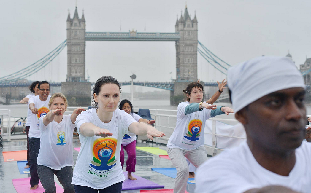 Londoners come together to celebrate the spirit of yoga. (Photo Courtesy: Twitter/ <a href="https://twitter.com/IndianDiplomacy">Indian Diplomacy</a>)