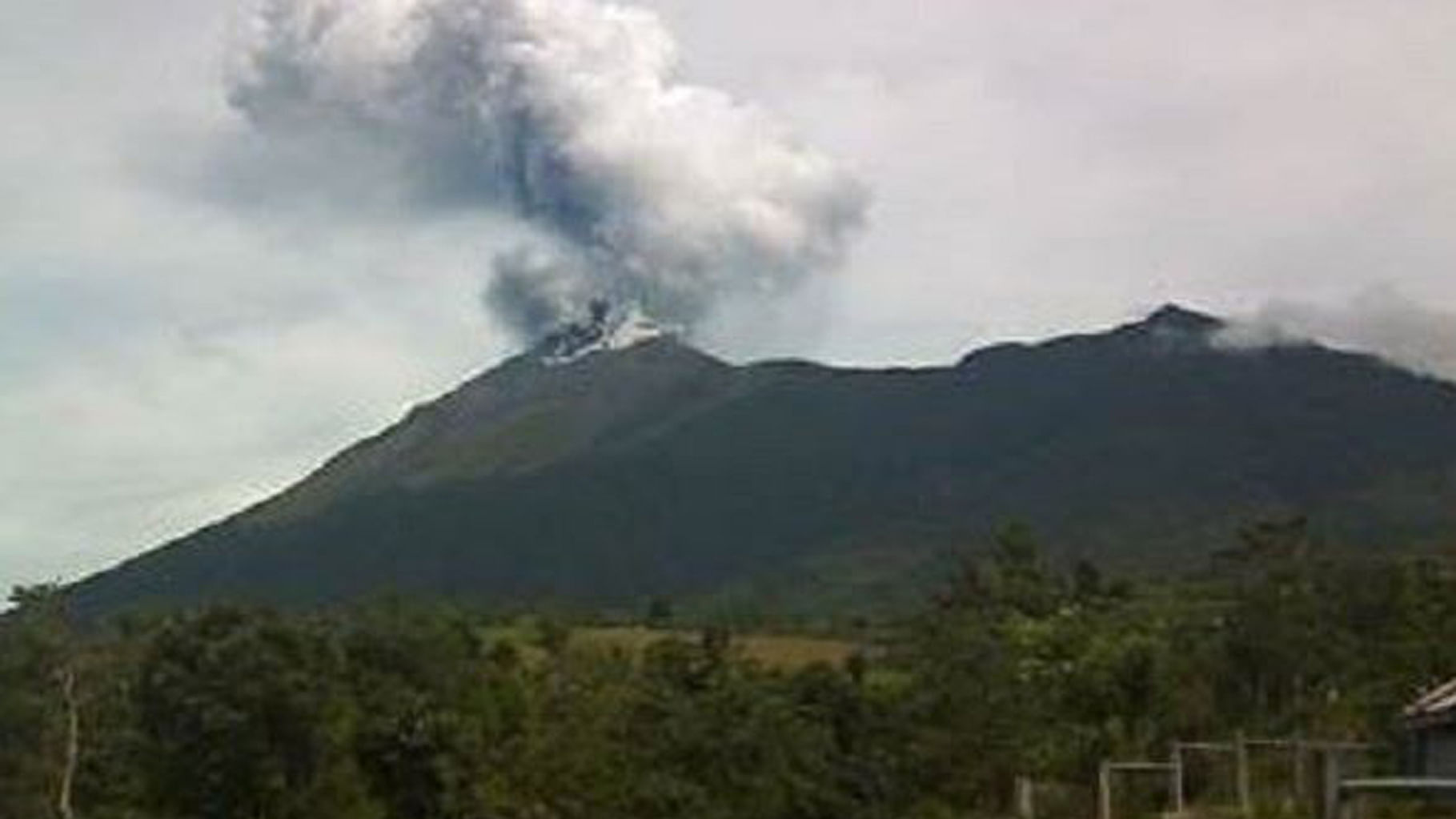 Mount Kanloon in Central Philippines. (Photo Courtesy: <a href="https://twitter.com/deanroon/status/744033478933618688">Twitter/@deanroon</a>)