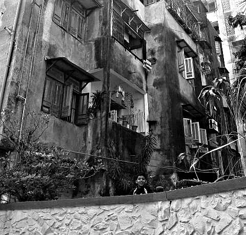 When I was clicking this image, a boy suddenly popped out. Before he appeared, I was drawn to this building because of its dilapidated
grandeur that was both alluring and frightening. (Photo: <b>The Quint</b>/Maanvi) 