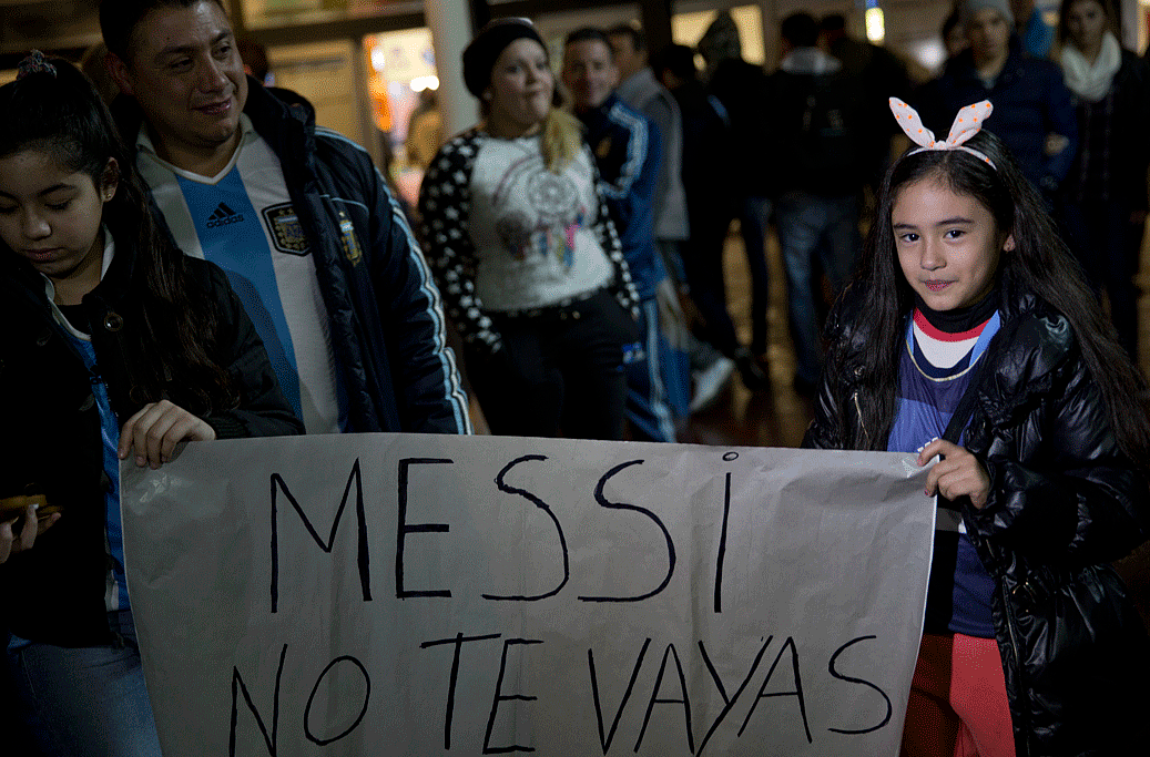 Large number of Messi supporters came out to express their disappointment over the Argetine’s decision to retire. (Photo: AP)