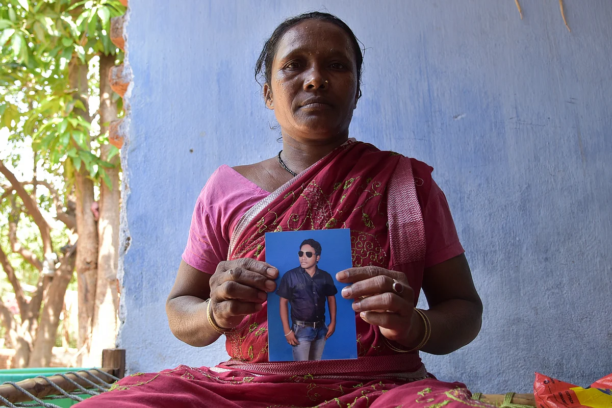 Sonaram Kisku’s mother holding his photo. (Photo: Tanmoy Bhaduri)