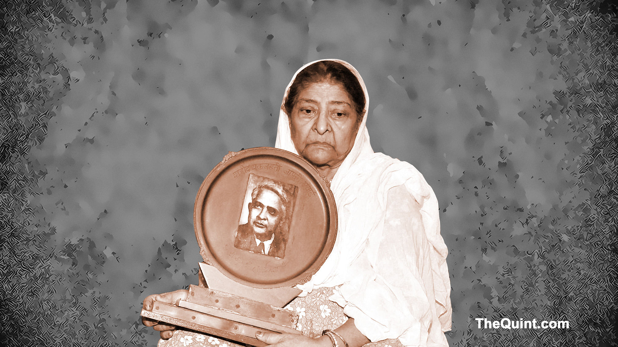 

Zakia Jafri, wife of slain Congress MP Ehsan Jafri, showing her husband’s photo while reacting to the Gulbarg Society verdict, in Surat 2 June 2016. (Photo: PTI/Altered by <b>The Quint</b>)