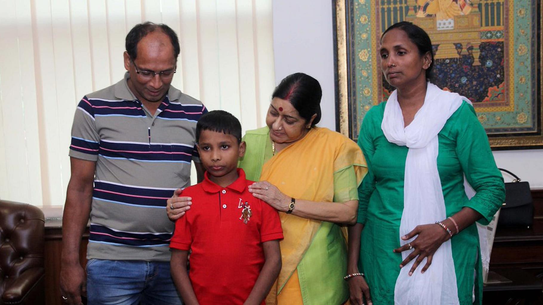 Sonu (6) with parents and External Affairs Minister Sushma Swaraj (center) in Delhi on Thursday, 30 June 2016. (Photo Courtesy: <a href="https://twitter.com/MEAIndia/status/748446952665276416">Twitter.com/@MEAIndia</a>)