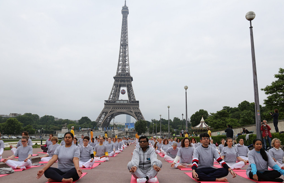People gathered at the Eiffel Tower. (Photo Courtesy: Twitter/ <a href="https://twitter.com/IndianDiplomacy">Indian Diplomacy</a>)