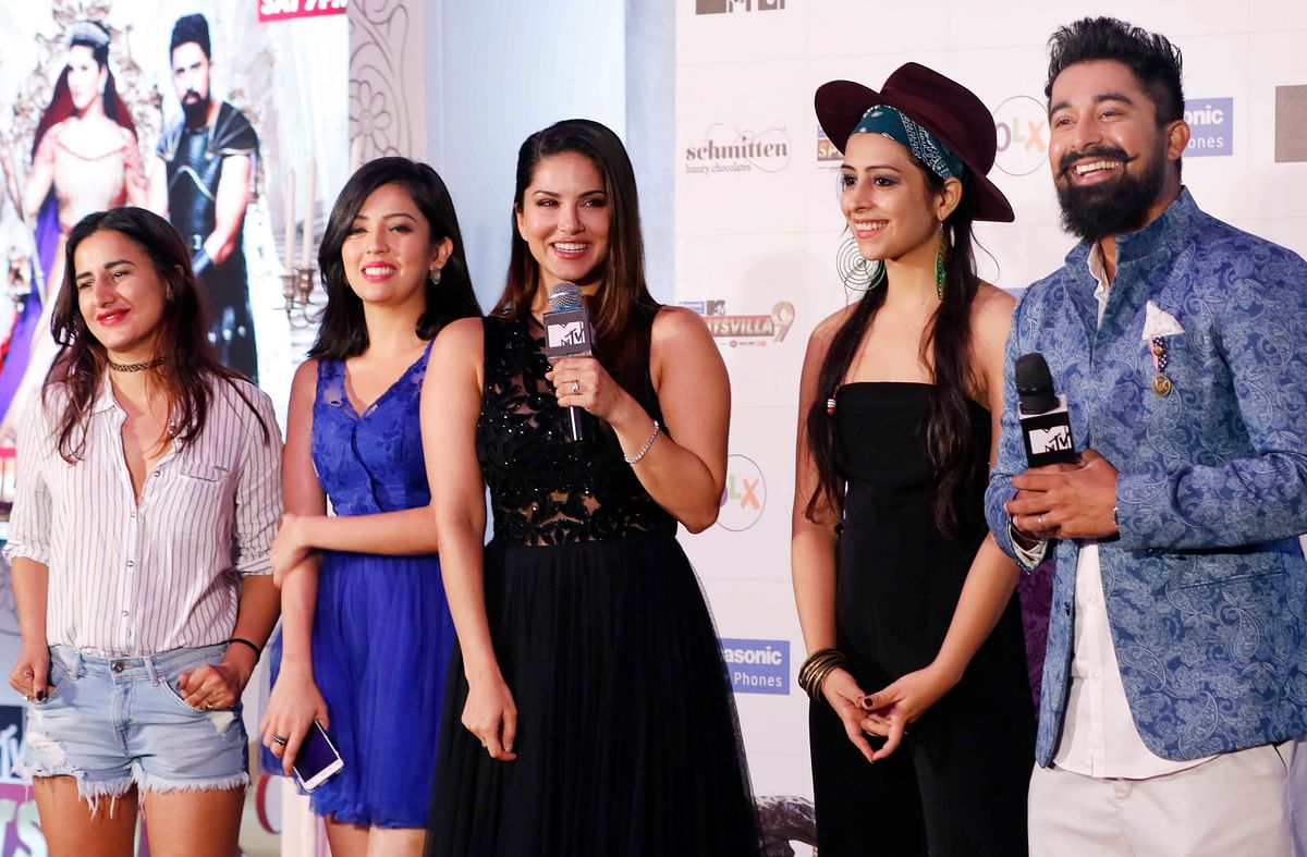Sunny and Rannvijay with some of the female contestants. (Photo: Yogen Shah)