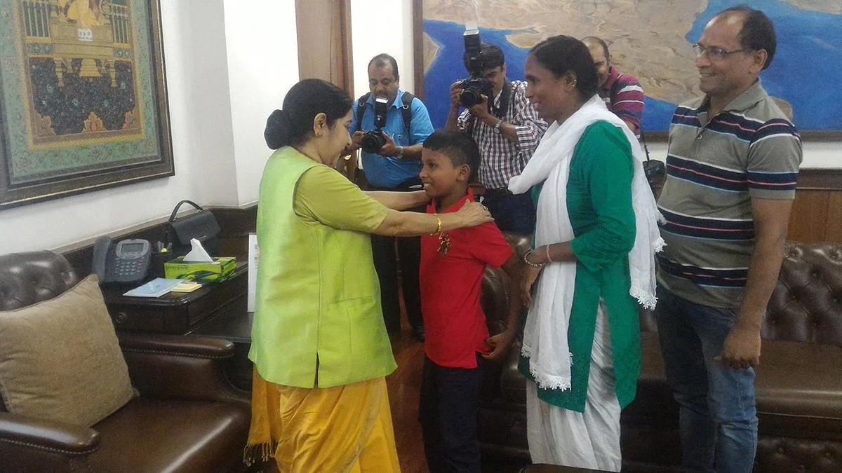 Sonu (6) with parents and External Affairs Minister Sushma Swaraj (left) in Delhi on Thursday, 30 June 2016. (Photo Courtesy: <a href="https://twitter.com/MEAIndia/status/748446952665276416">Twitter.com/@MEAIndia</a>)