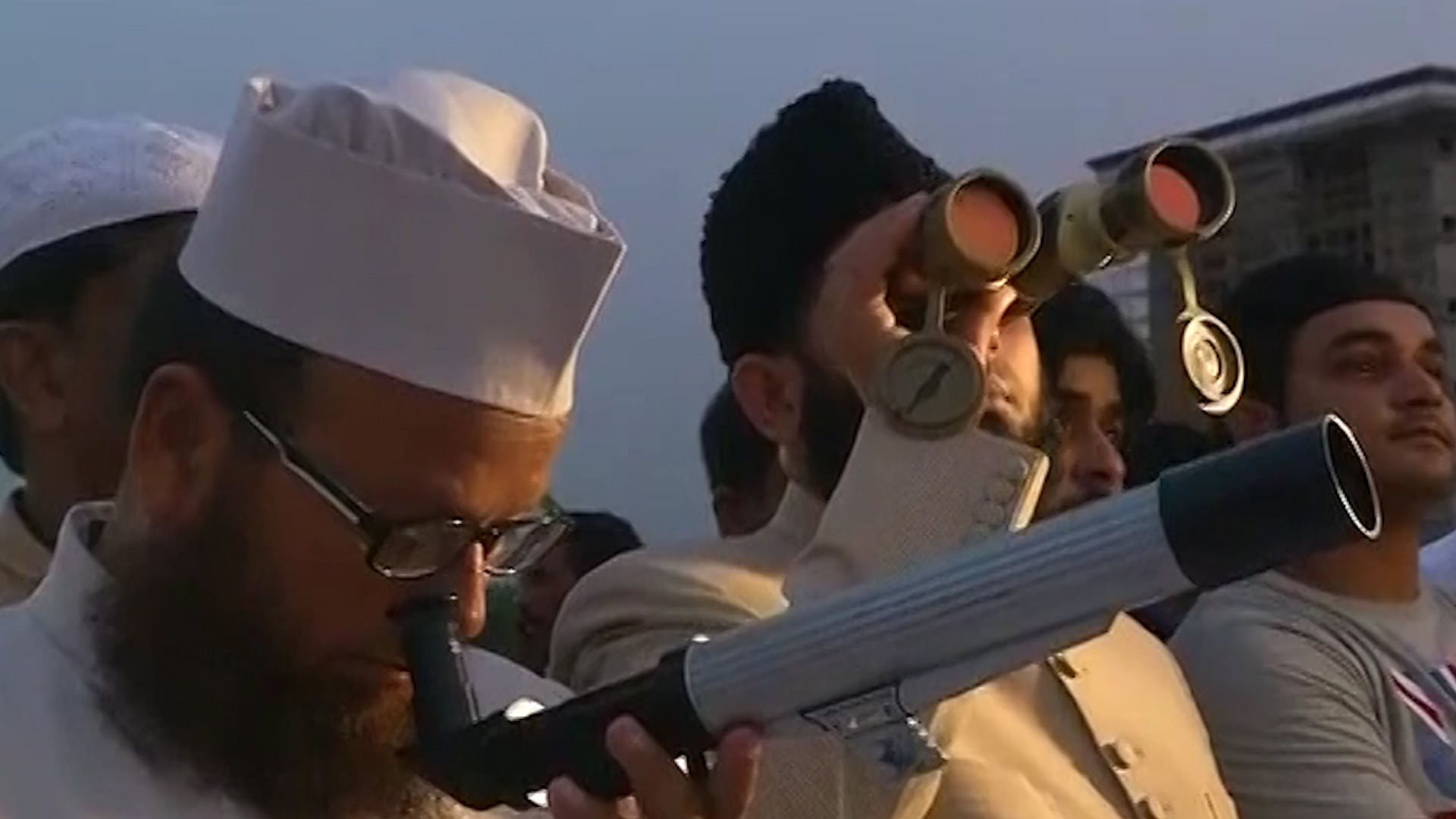 Members of Markazi Chand Committee looking for the moon. (Photo: ANI screengrab)