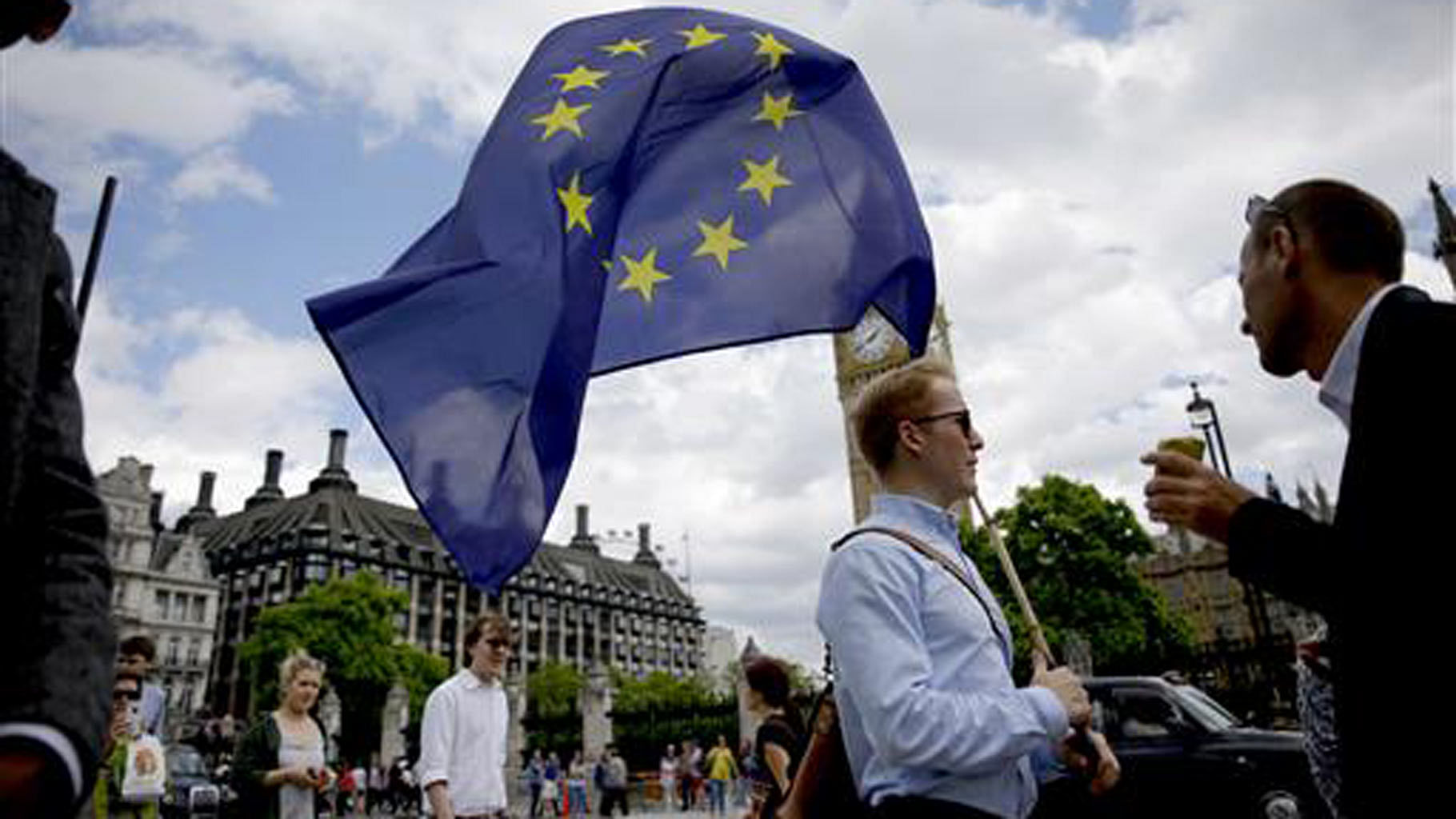 

A Remain supporter with a European flag across the street from the Houses of Parliament. (Photo: AP)