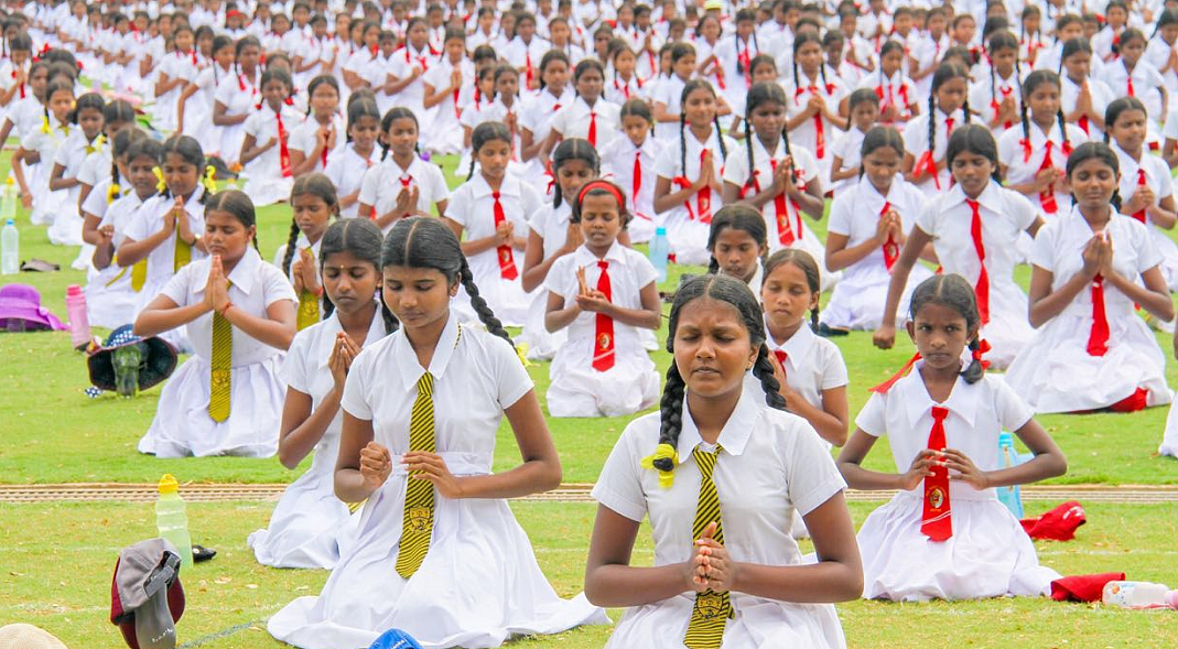 Yoga in Sri Lanka. (Photo Courtesy: Twitter/ <a href="https://twitter.com/IndianDiplomacy">Indian Diplomacy</a>)