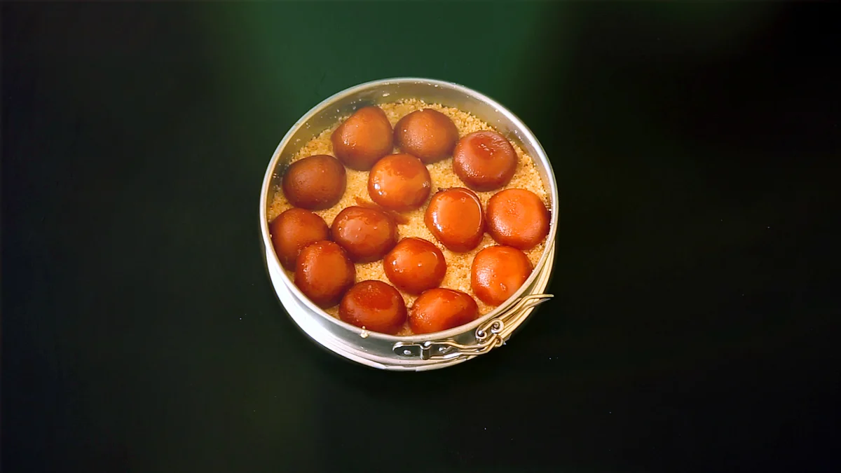 Spread the gulab jamuns over the biscuit base (Photo: The Quint)