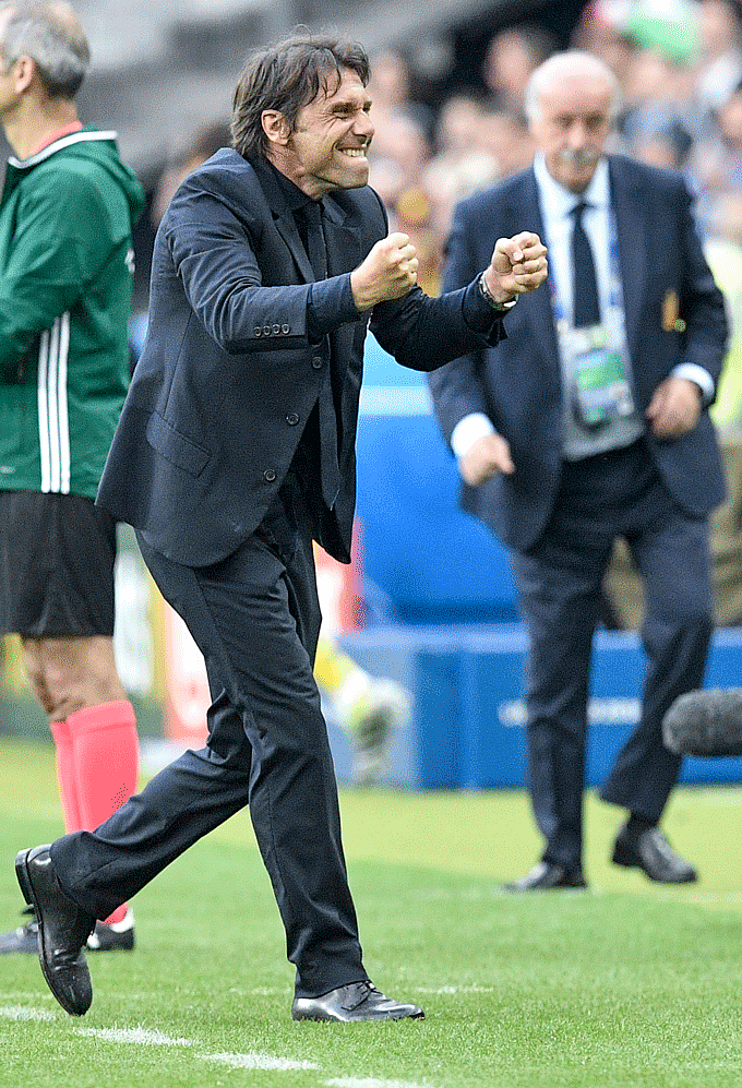 Italian coach Antonio Conte celebrates as Spanish coach Vicente Del Bosque looks on. (Photo: AP)