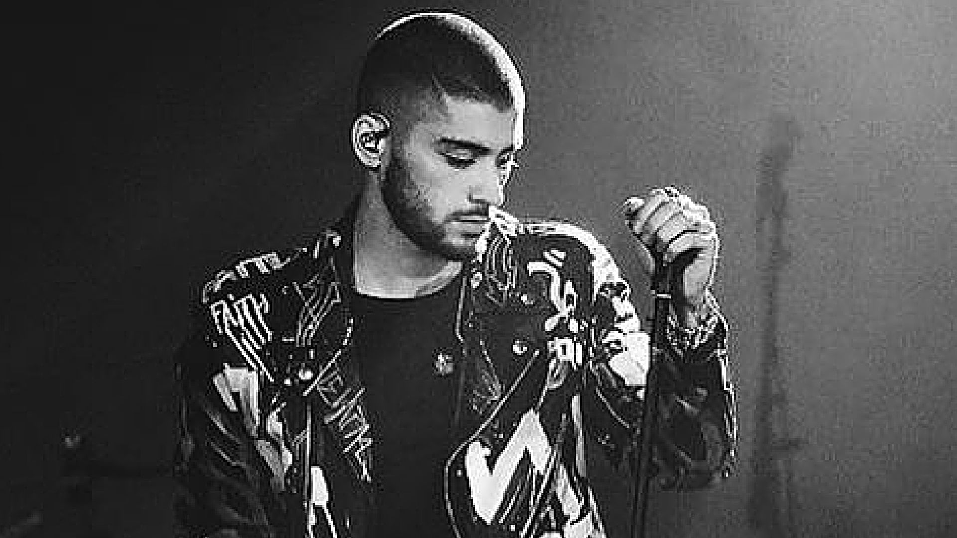 Zayn Malik apologises to his fans and promised to do his best to make this up to everybody he  let down. 