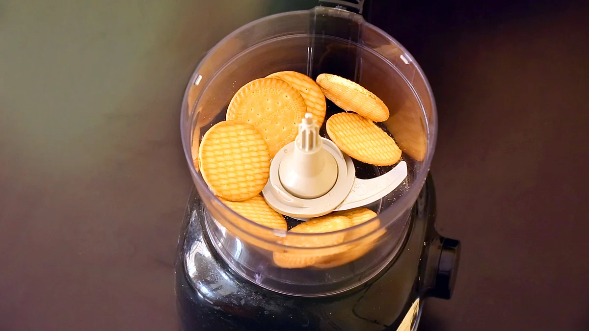 Marie biscuits make the perfect base for Gulab Jamun Cheesecake (Photo: The Quint)