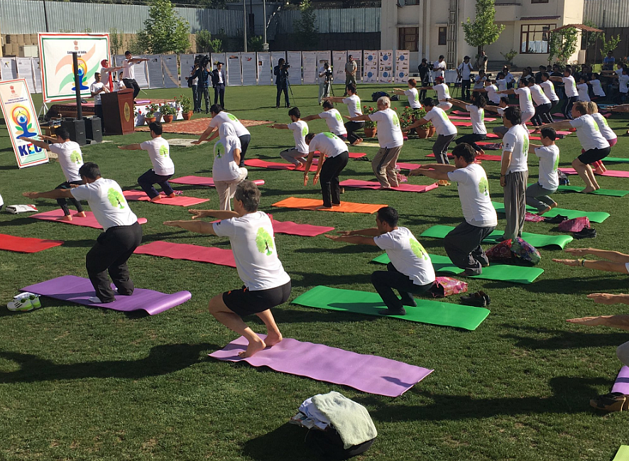 Yoga day session in Afghanistan. (Photo Courtesy: Twitter/<a href="https://twitter.com/IndianDiplomacy">Indian Diplomacy</a>)