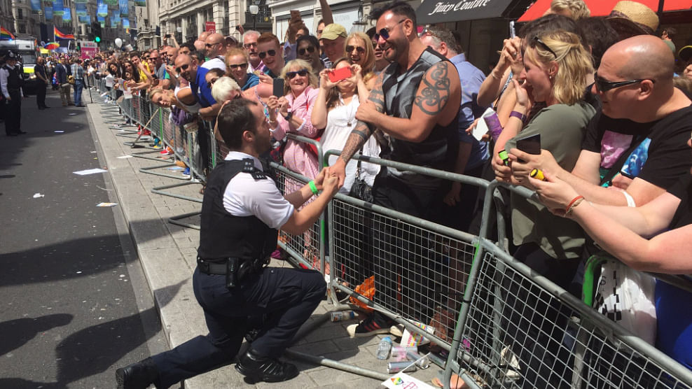 A police officer proposing to his boyfriend. (Photo: Twitter @<a href="https://twitter.com/MetLGBTNetwork">MetLGBTNetwork</a>)