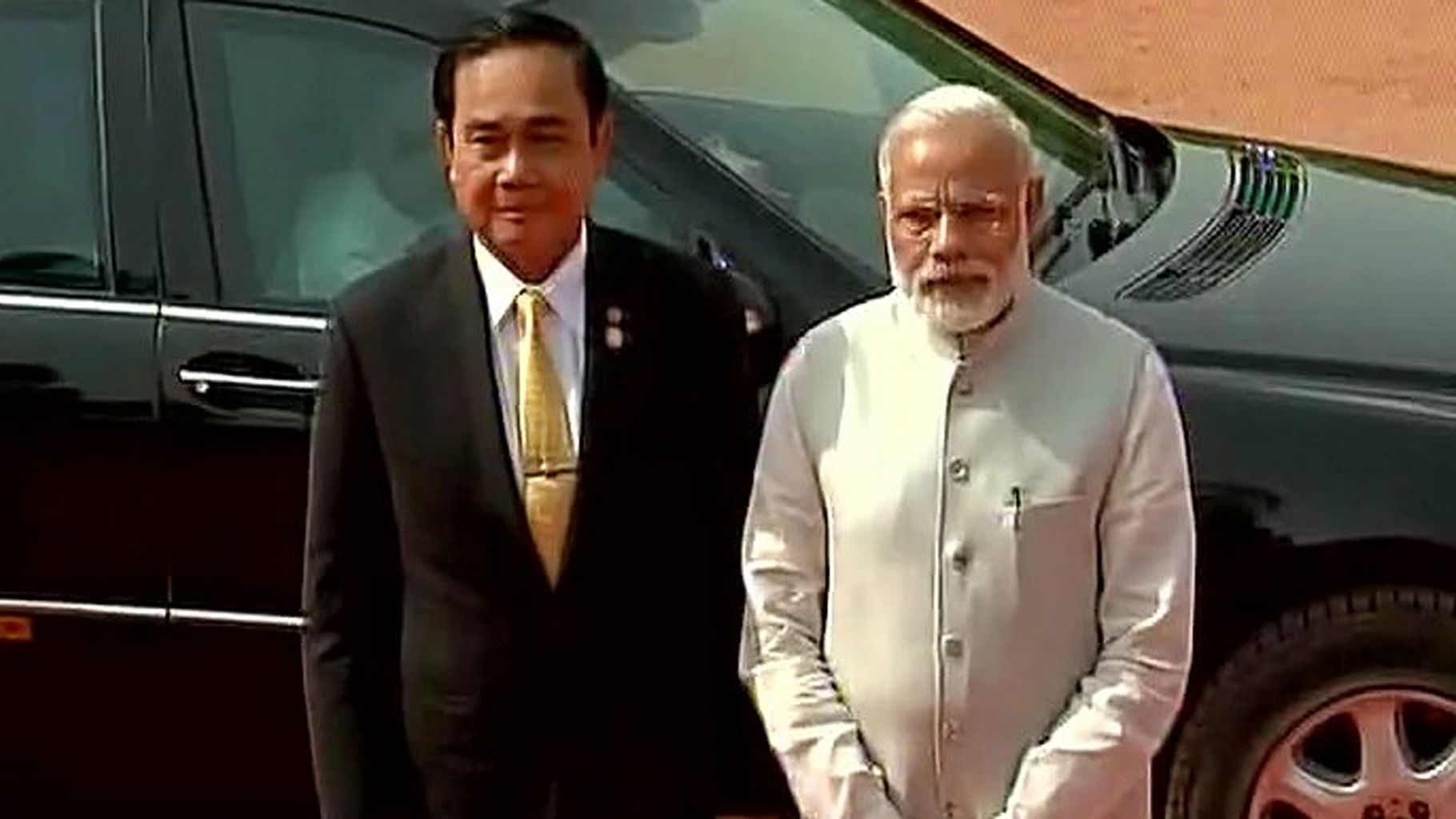 PM Modi with his Thai counterpart at Rashtrapati Bhavan. (Photo Courtesy: <a href="https://twitter.com/ANI_news/status/743659268998475776">Twitter/@ANI</a>)