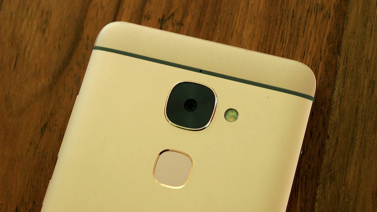 The 16-megapixel camera is good enough for the price. (Photo: <b>The Quint</b>)