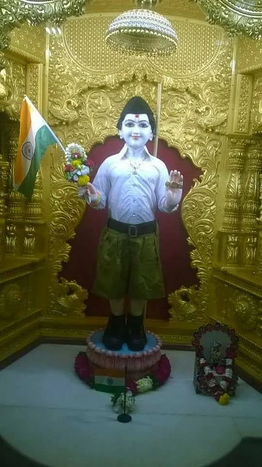 Lord Swaminarayan donning the Sangh outfit. (Photo Courtesy: <a href="https://www.facebook.com/photo.php?fbid=1089898444416159&set=a.596704687068873.1073741826.100001880427844&type=3&theater">Facebook</a>)