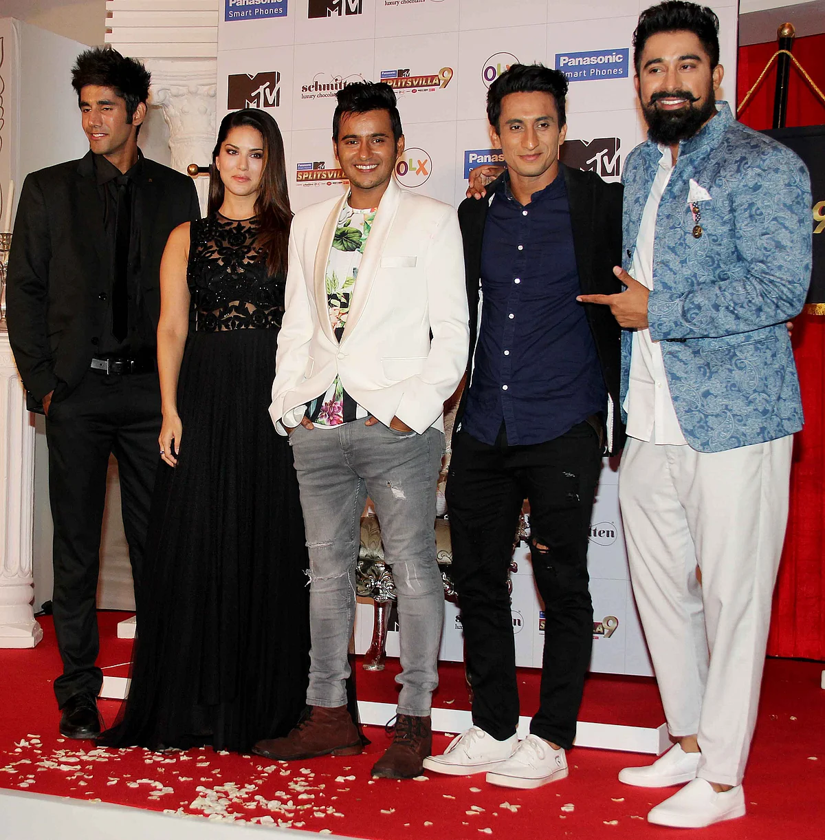 Sunny and Rannvijay with some male contestants. (Photo: Yogen Shah)