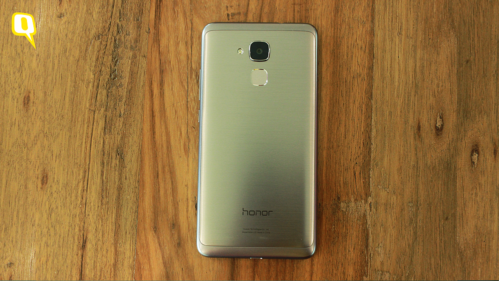 Huawei Honor 5C has a brushed metal back which looks quite premium. (Photo: <b>The Quint</b>)