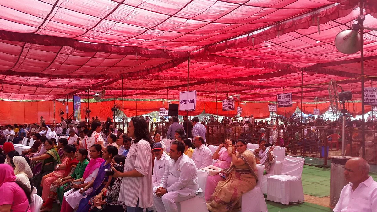 The members of the civic body bear the heat at Ramlila Maidan. (Photo: Twesh Mishra)