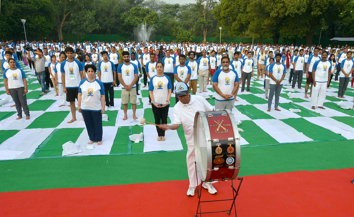 President Pranab Mukherjee inaugurating the commemoration of the 2nd International Yoga Day. (PIB)