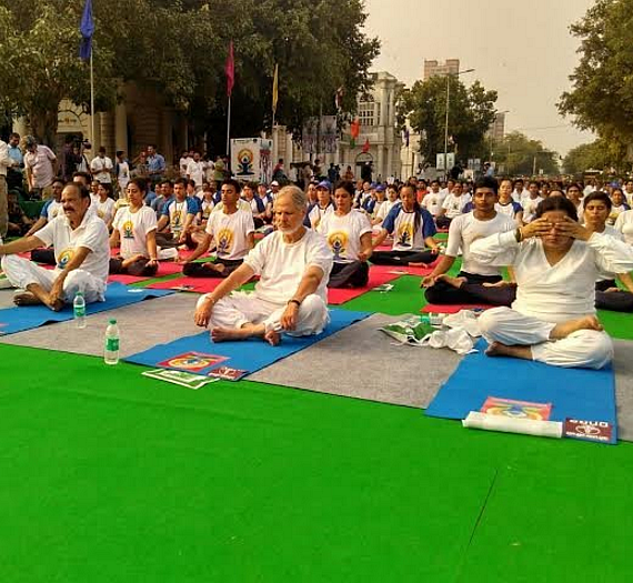 Union Minister Venkaiah Naidu, Delhi Lt.Governor Najeeb Jung and BJP MP Meenakshi Lekhi do yoga in Delhi. (Photo: ANI)